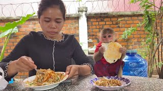 TanTan Extremly Enjoyed Fried Eggs With Mom's Breakfast