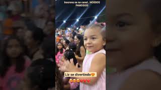 Liz se divertindo na festa para as crianças.❤️