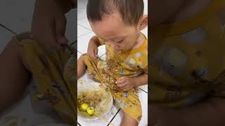 Bayi pintar makan sendiri semangkok bubur ayam #mukbang #mukbangasmreating #bayimakan #bayiviral