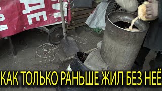 Корморезкой режу твёрдые кабачки для коз