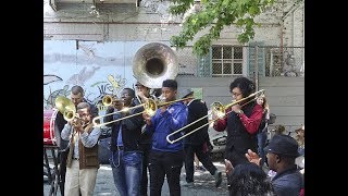 180415 FQF St  Louis Cathedral School ground hosts Ernie's Schoolhouse stage