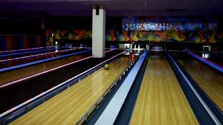 Девочки выбили все кегли в боулинге Girls knocked all the pins in bowling