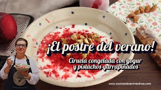 Ciruela congelada con yogur de coco y pistachos garrapiñados ¡El postre del verano!