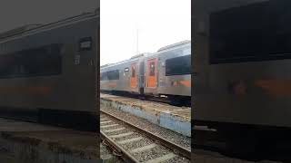 CC 206 menarik rangkaian Kereta Api Argo Parahyangan (Bandung - Gambir) #shorts#short#youtubeshorts