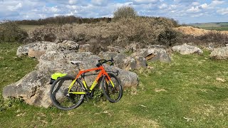 Gravel biking sur le chemin du ridgeway proche de Swindon en Angleterre