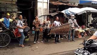 jarang banget pengamen paling kreatif,skil dewa,melodinya pakai angklung