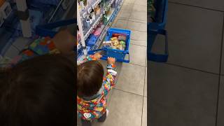 My baby just love to do some #groceryshopping #groceries #baby #albertheijn #cute