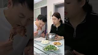 😂🍴 Hilarious Cooking Clash: Who Will Win – Husband or Wife? Don't Miss the Fun! #FunnyVideo #short