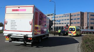 Auto eindigt in struiken naar ongeval met bakwagen op het Takenhofplein in Nijmegen