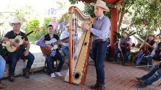 Chulada de ambiente en el Rancho y mas con este Son - Mariachi Estrella De Mexico