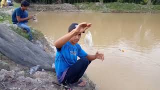 keseruan mancing ikan nila di kolam bersama teman jos.....