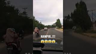 HAMPIR...!!! pengendara motor mendahului mobil di tikungan#shorts #vlog #lalulintas