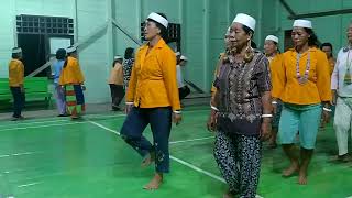 Ibu-ibu Dayak Lagi Latihan