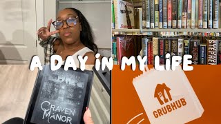 Library Vlog, I'm a Grub Hub driver  now + Reading my first  ever HORROR 📕 | Darcy Coates!