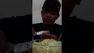 Makan mie kuah kari di kasih sawi putih