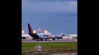 Boeing 747 decolando e Boeing 737 chegando em Miami