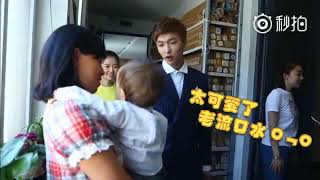 【ZhangYixing Studio】150812 從天兒降 Oh My God BTS - Daddy LeYi trying to impress the baby with music T_T