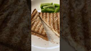 Halloumi pesto sandwich | سندويش الحلوم والبيستو #healthyfood #recipeshorts #sandwichrecipe