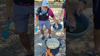 Sopa de pescado con amigos