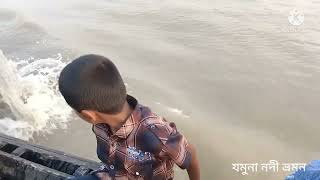 পরিবারের সাথে যমুনা নদীতে ভ্রমন