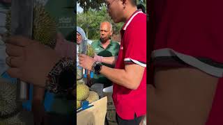 Ternyata begini cara orang Malaysia jual beli durian😍