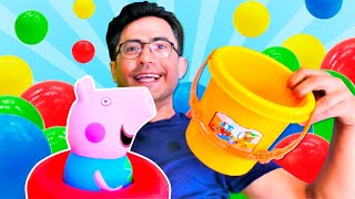 Peppa Pig domuzcuk ile çocuklar için top havuzu eğlencesi. Okul öncesi eğitici video