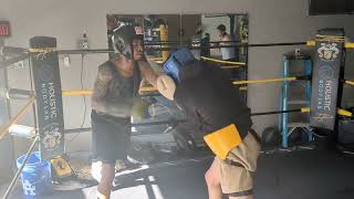 Paul Spadafora teaching during amateur green sparring #boxing #fighter #sparring