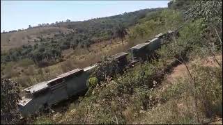 vli graneleiro vazio 5 locomotiva dash9 BB40 com a dash9 BB40 8668 em Suzana a tarde