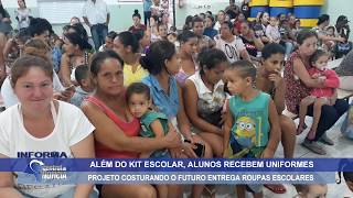 ALEM DE KIT ESCOLAR   DOIS CORREGOS ENTREGA UNIFORMES AOS ALUNOS