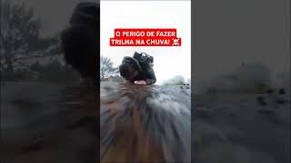 Um homem escorregou acidentalmente e quase caiu de um penhasco, sendo salvo por uma árvore.