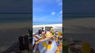 Breakfast on the beach in the Maldives 🤩🏝️ #maldives #luxurytravel #luxuryresorts #rafflesmaldives