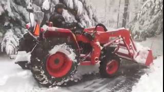 Kubota L4400 D plowing snow