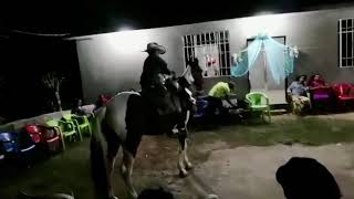 Adán adame bailando en su caballo