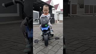 baby Fareeq main sore sambil naik motor 💙🌈#ngeshortsdulu#shortsvideo