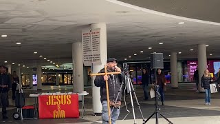 "Kom och följ mig, så ska jag göra er till människofiskare."” Sergels Torg Stockholm 2024-10-13