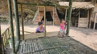 The girl built a bamboo bathroom wall with her daughter - a single mother