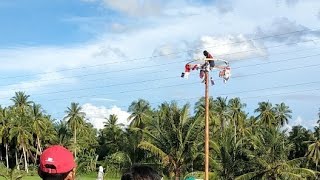 menegangkan panjat pinang meriahkan hari HUT RI KE 78.