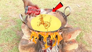 Coca-Cola v/s Hot oil - कभी गलती से भी गरम तेल में  कोको कोला मत डालना । Don't try at home 😱