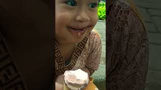 makan ice cream blepotan