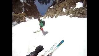 Skiing incredibly narrow couloir : La Grave