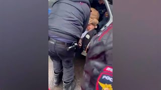 В Петербурге полиция заталкивает в машину 14 летнюю школьницу. Повод неправильно перешла дорогу