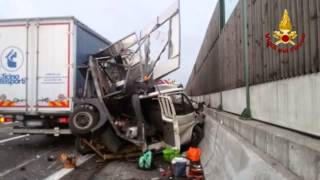 Venezia, incidente sul passante di Mestre   un camion travolge operai, due morti