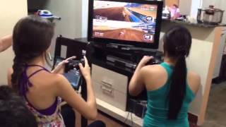 Claudyelle e Wanessa Jogando mtx mototrax