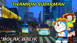 MENJELANG MALAM DI JALAN KOTA JAKARTA YANG BANYAK GEDUNGNYA