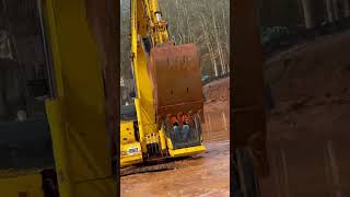 Charles playing in the mud #mud #komatsu #earthmoving #dirt #excavator #construction #viral