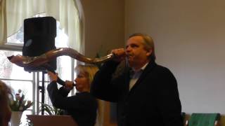 Shofar blåses i Bålsta pingstkyrka