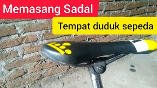 Cara memasang tempat duduk sepeda