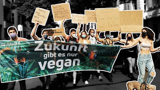 Veganer stören Menschen auf der Straße | Jung Brutal Vegan | Demo in Berlin