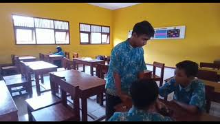 bermain peran dalam drama kelas 8C