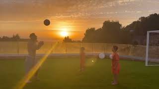 Lionel Messi jugando con sus hijos al fútbol en vacaciones